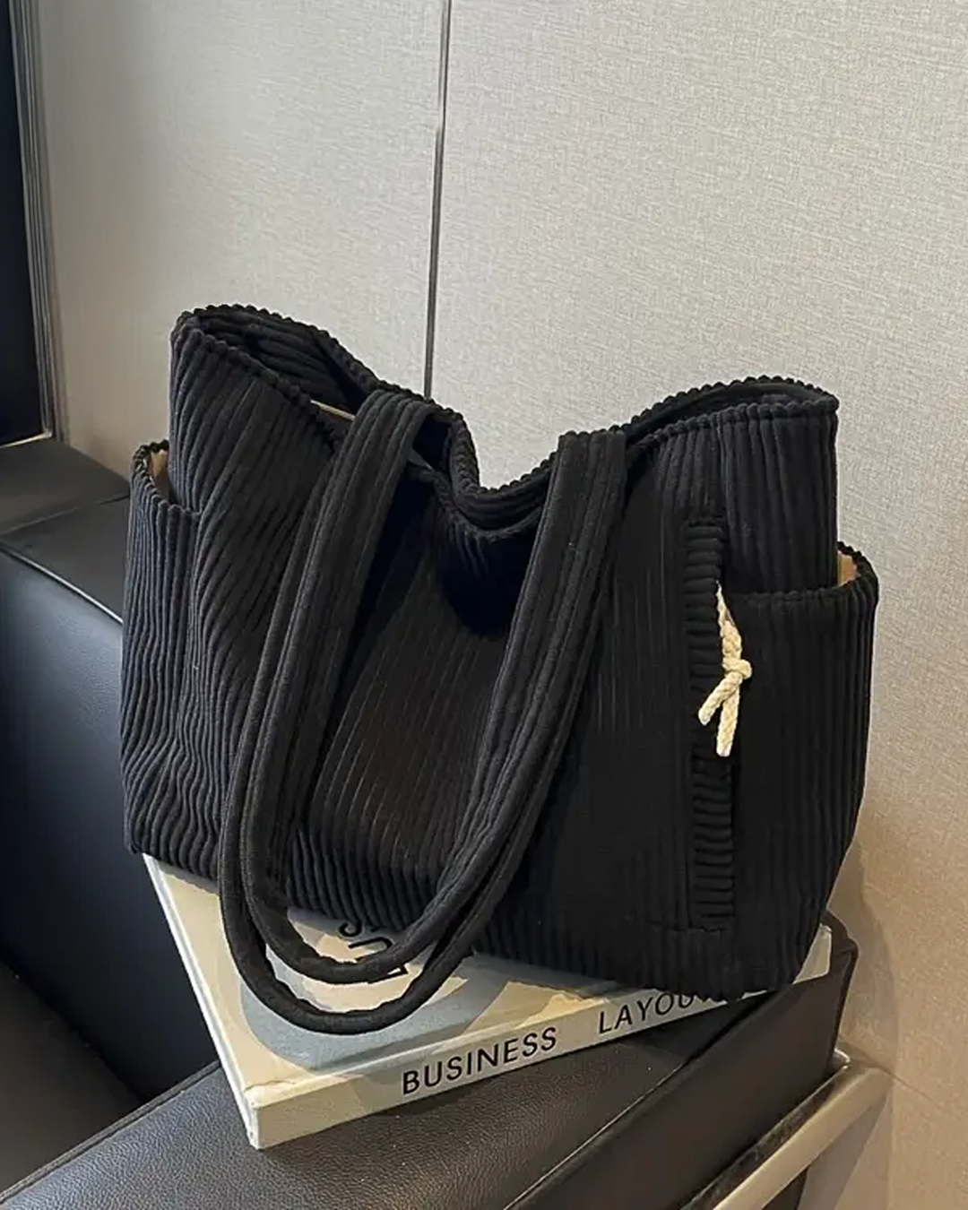 Tilda – Bolsa de mano acanalada con detalle de cordón**