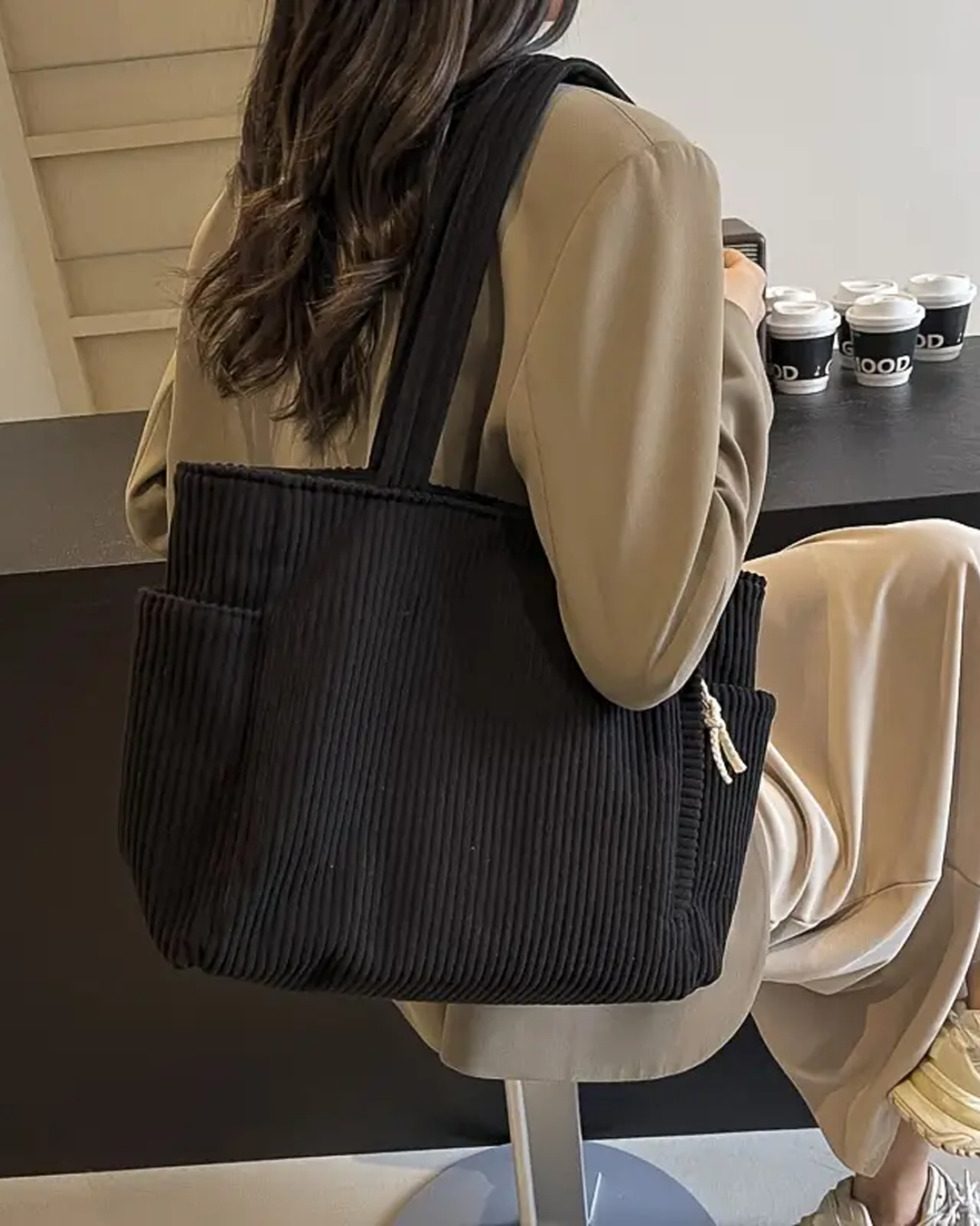 Tilda – Bolsa de mano acanalada con detalle de cordón**